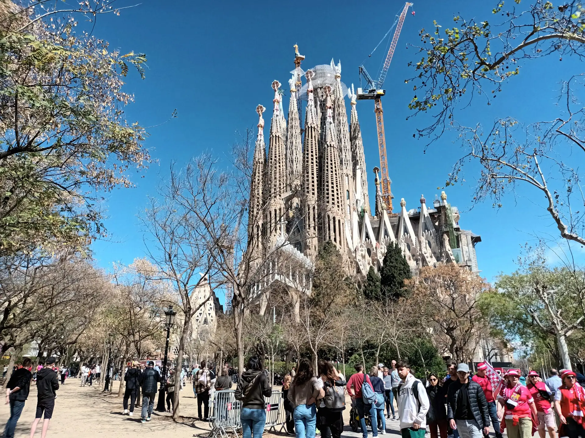 [:en]Sagrada Familia church. Many people are watching it.[:]