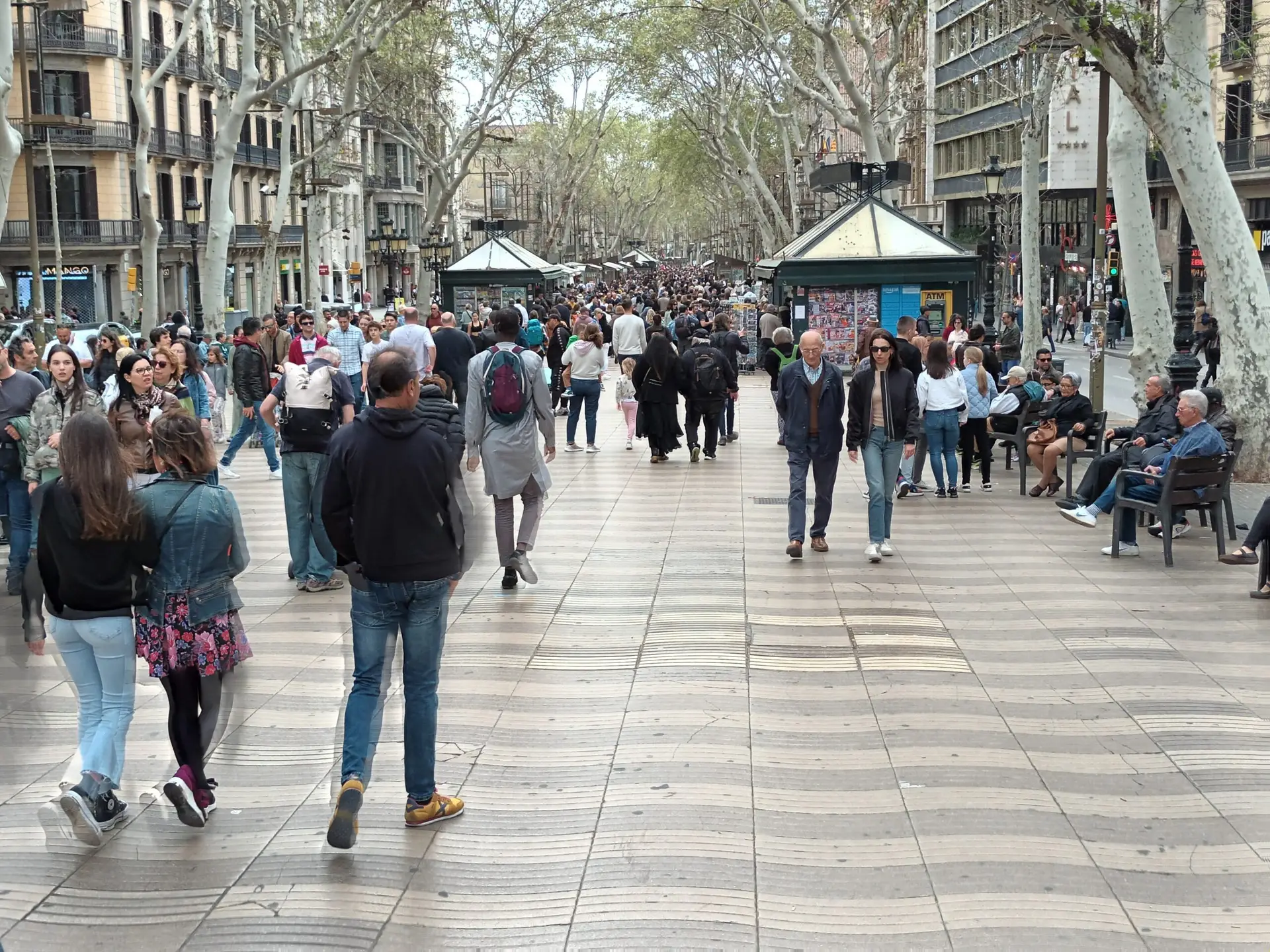 [:en]People on Les Rambles street.[:]