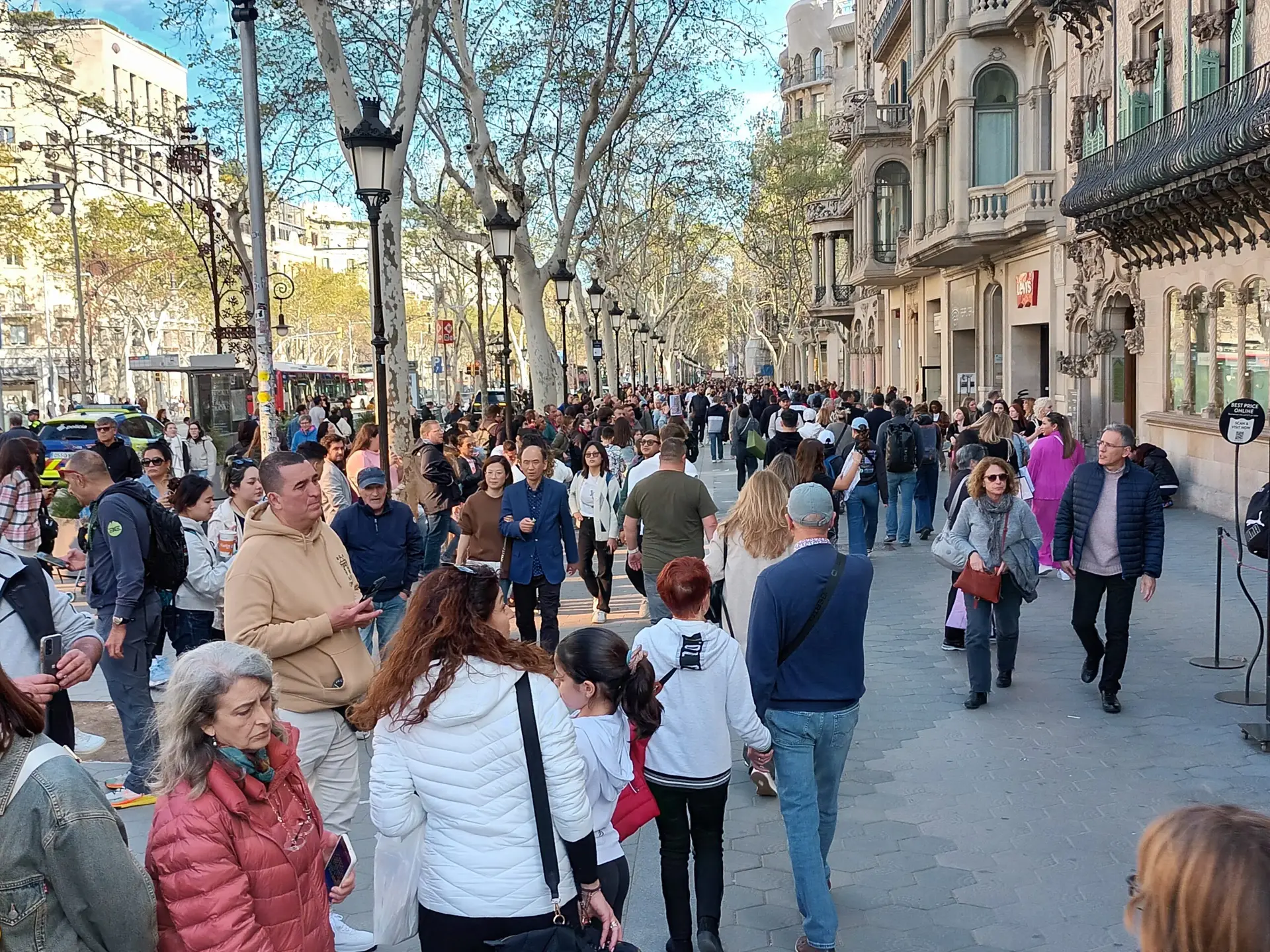 [:en]People on the pedestrian street of Barcelona.[:]