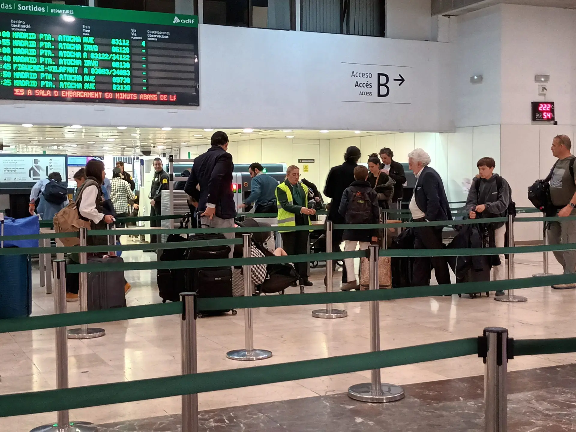 [:en]The suckers are queuing at the train station for security check.[:]