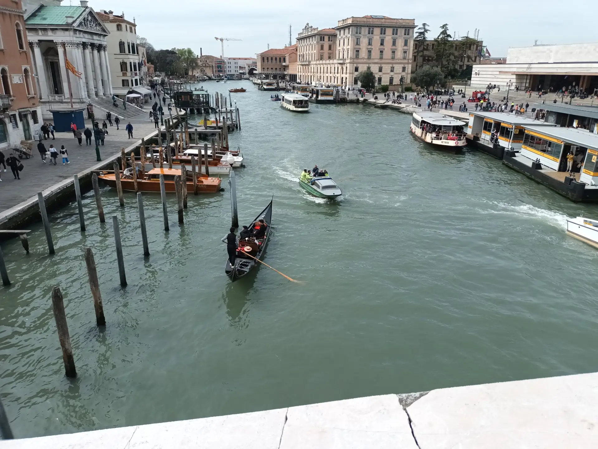 [:en]Gondolas transport tourists along the canals[:]