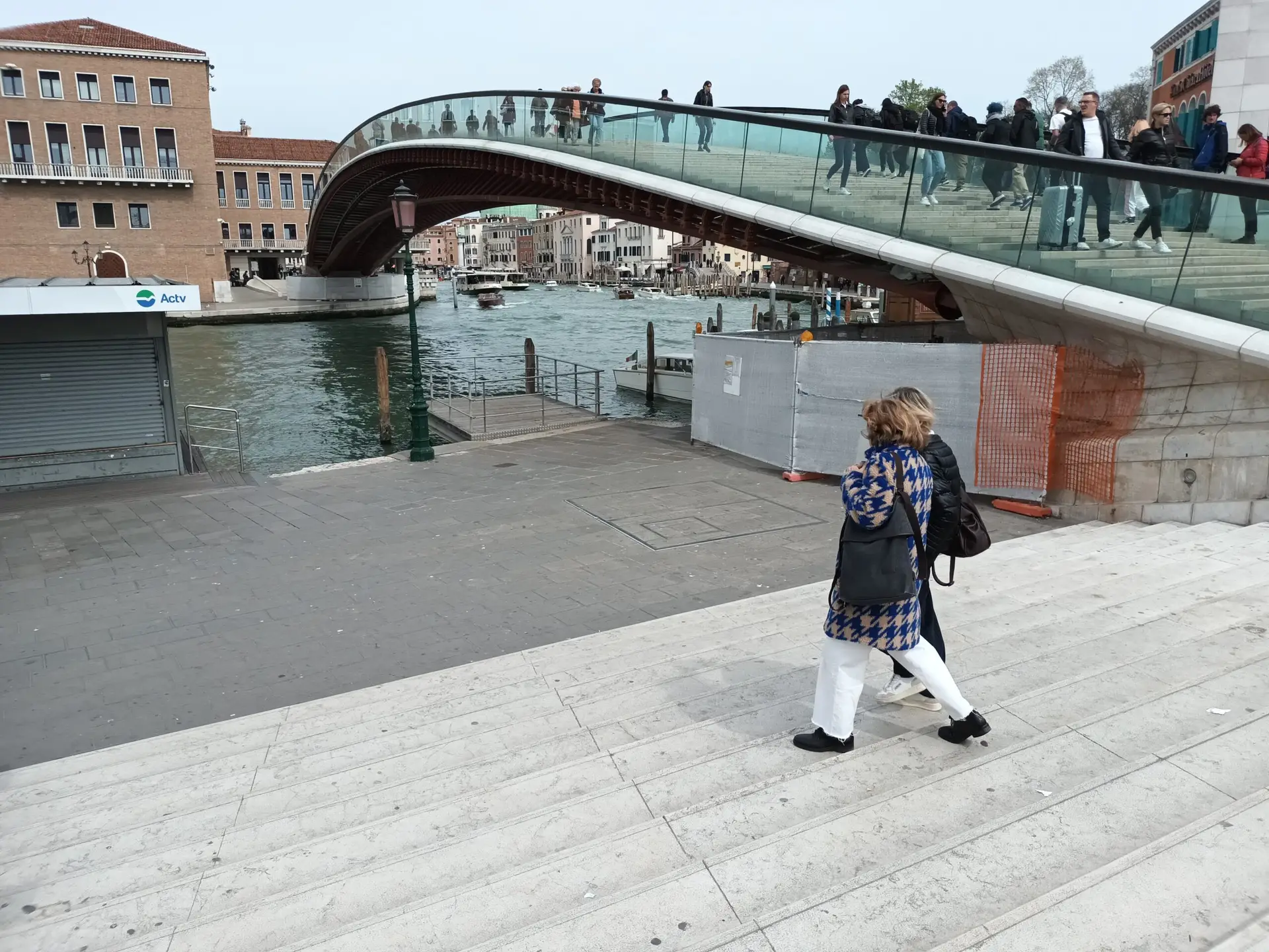 [:en]A curved footbridge in Venice. Staircase in the foreground.[:]