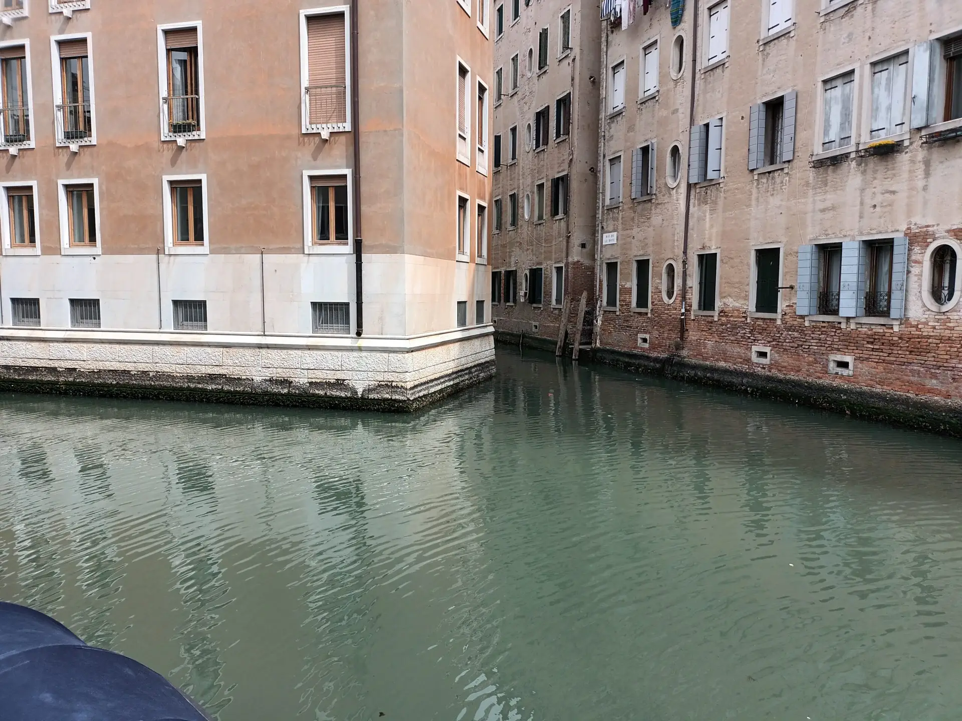 [:en]Houses along the canal in Venice. The water is high on the wall of the house.[:]