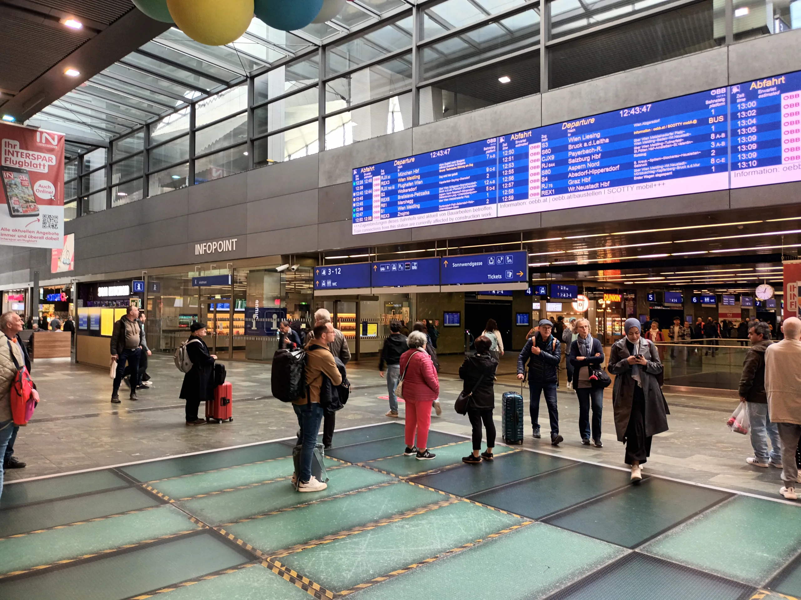 [:en]People at Vienna's main train station.[:]