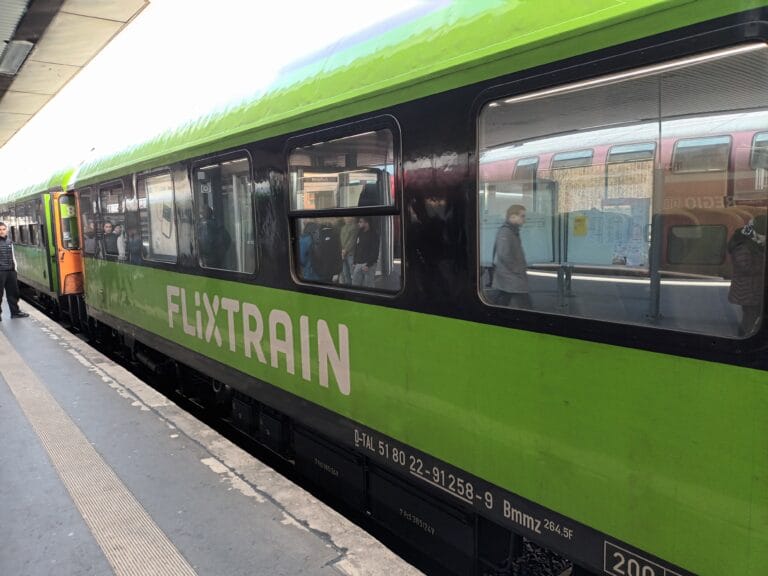 Go Land Routes 22 he green train of FlixTrain company has stopped at the train station.