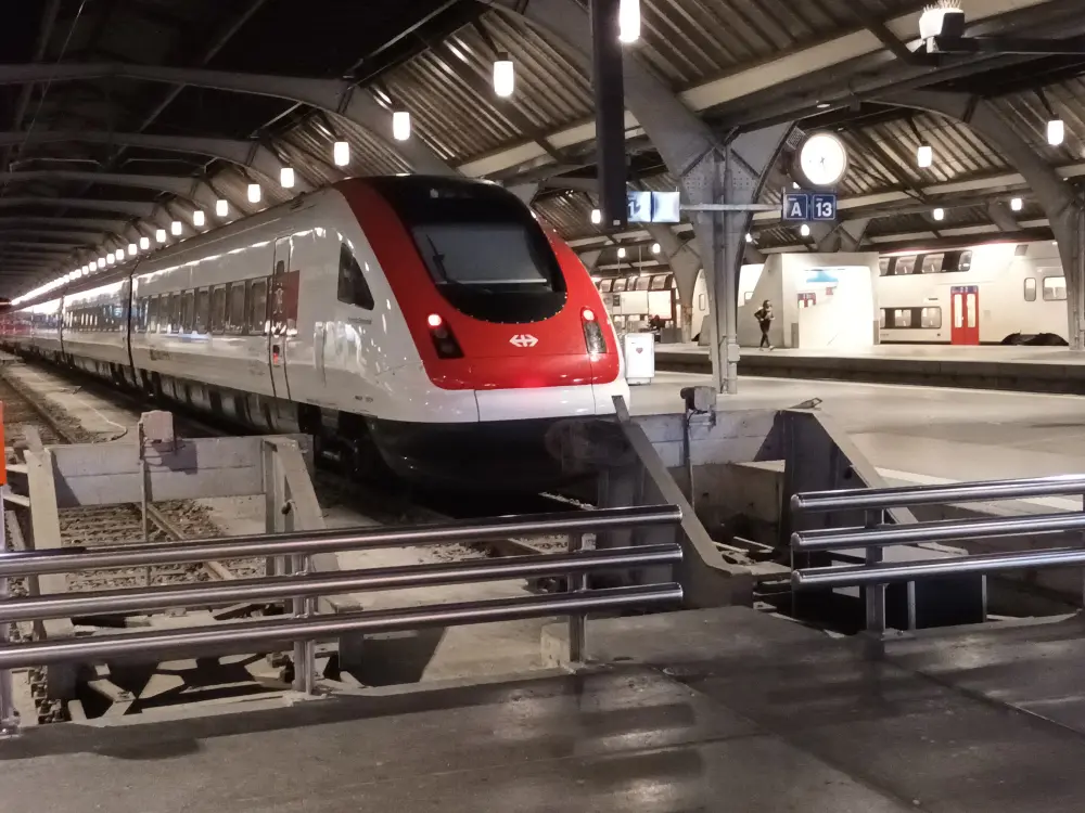 Train stopped at the terminus of Zurich main railway station