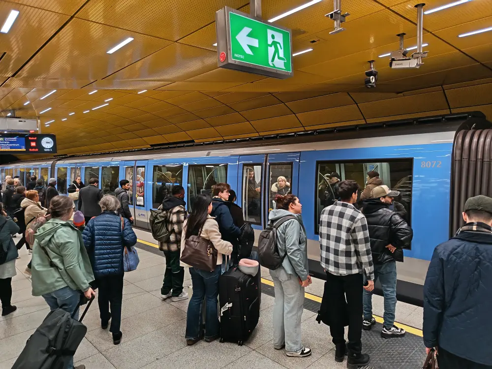 Rush hour on the Munich metro station platform.