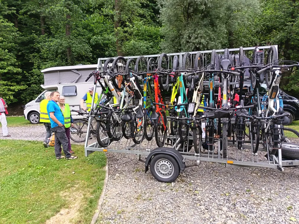 The bikes were taken to the starting point by car.